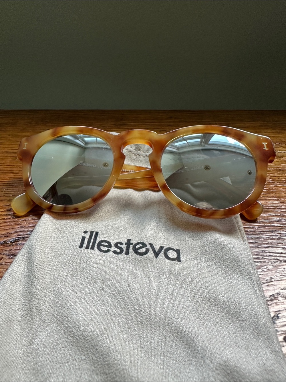 Illesteva Round Tortoiseshell Sunglasses - Amber/Brown